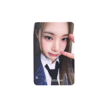 Load image into Gallery viewer, Hearts2Hearts &#39;The Chase&#39; Soundwave POB Benefit Photocard
