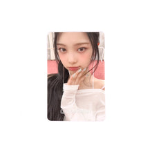 Load image into Gallery viewer, Hearts2Hearts 'FOCUS' Apple Music POB Benefit Photocard
