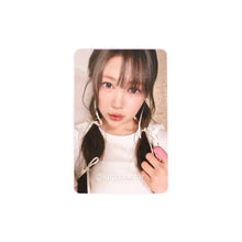 Load image into Gallery viewer, Hearts2Hearts 'FOCUS' Apple Music POB Benefit Photocard

