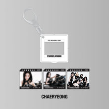 Load image into Gallery viewer, ITZY 3rd World Tour 'TUNNEL VISION' Official MD - Photo Slide Keyring
