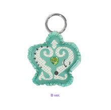 Load image into Gallery viewer, [PREORDER] Hearts2Hearts 'ICONIC HEART' Official MD - ICONIC HEART Keyring
