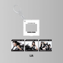 Load image into Gallery viewer, ITZY 3rd World Tour 'TUNNEL VISION' Official MD - Photo Slide Keyring

